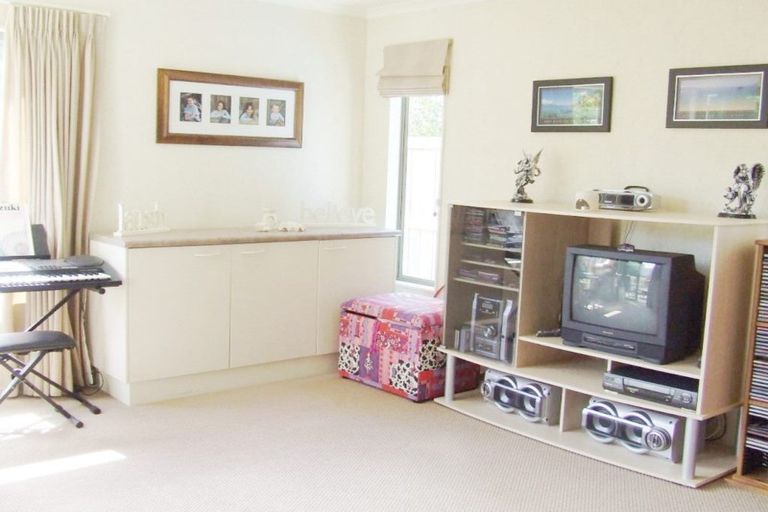 Photo of property in 11 Lilybank Crescent, East Tamaki, Auckland, 2013