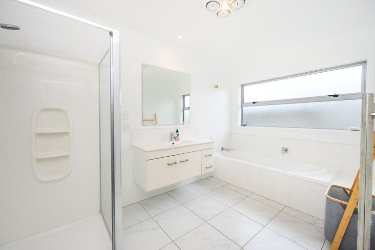 Photo of property in 17 Lorenzo Place, Kelvin Grove, Palmerston North, 4414