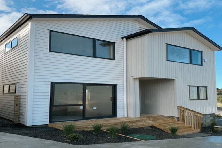 Photo of property in 5a Topliss Drive, Northcross, Auckland, 0632