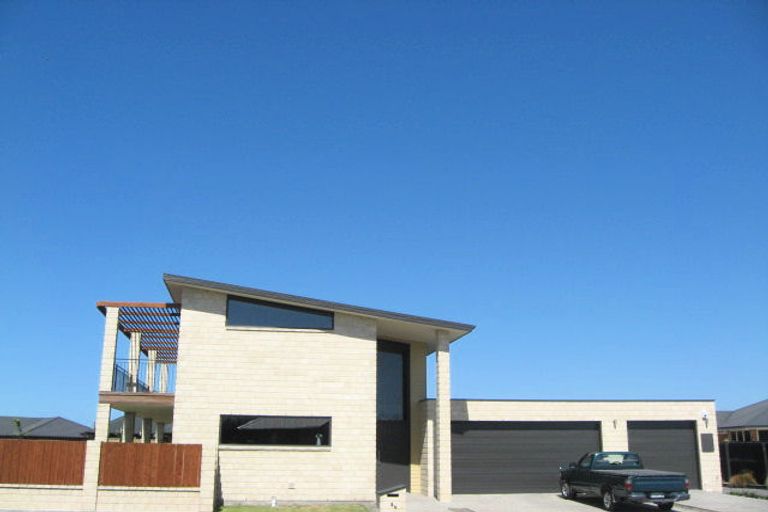 Photo of property in 24 Willowview Drive, Redwood, Christchurch, 8051