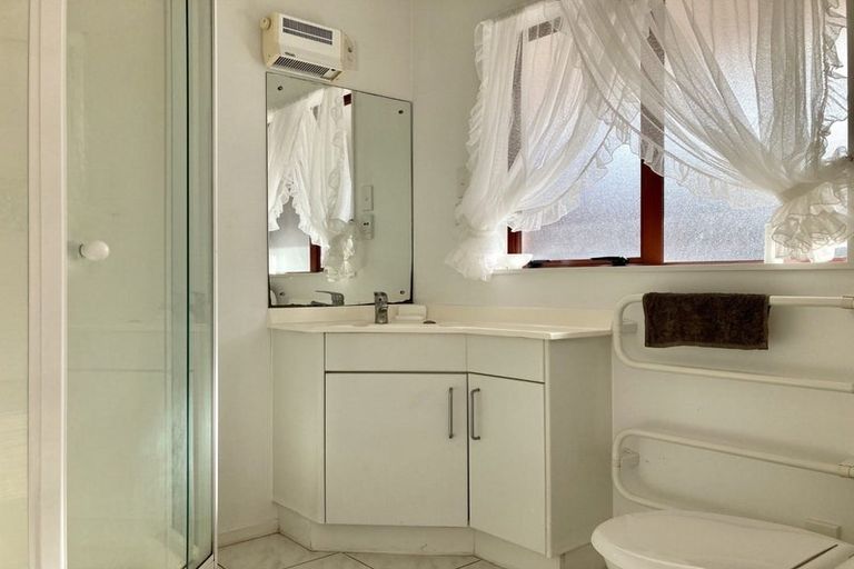 Photo of property in 30 Vintage Drive, Henderson, Auckland, 0612