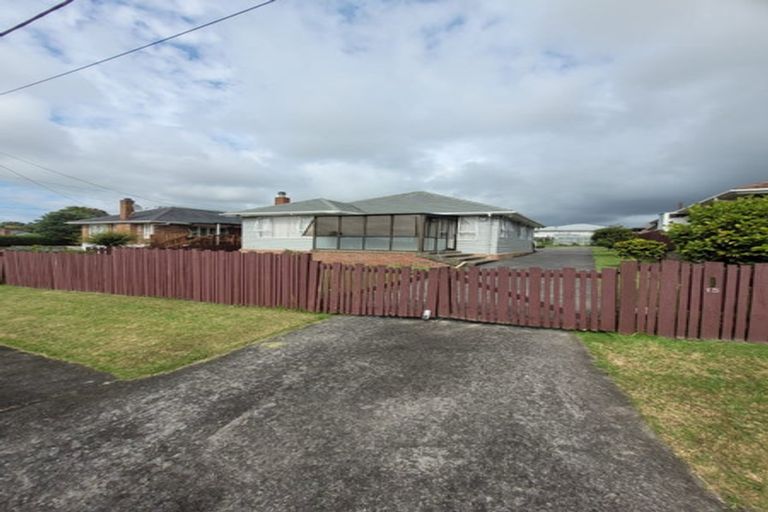 Photo of property in 15 Tiki Street, New Lynn, Auckland, 0600