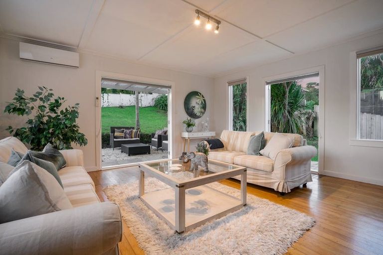 Photo of property in 14 Atkinson Road, Titirangi, Auckland, 0604