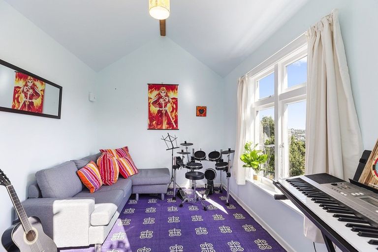 Photo of property in 168 Nevay Road, Karaka Bays, Wellington, 6022