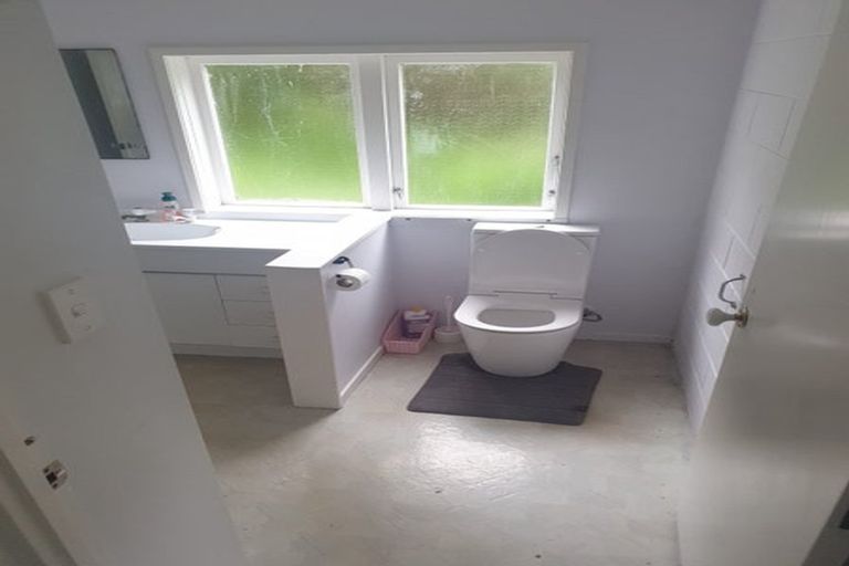 Photo of property in 50 Valley View Road, Glenfield, Auckland, 0629