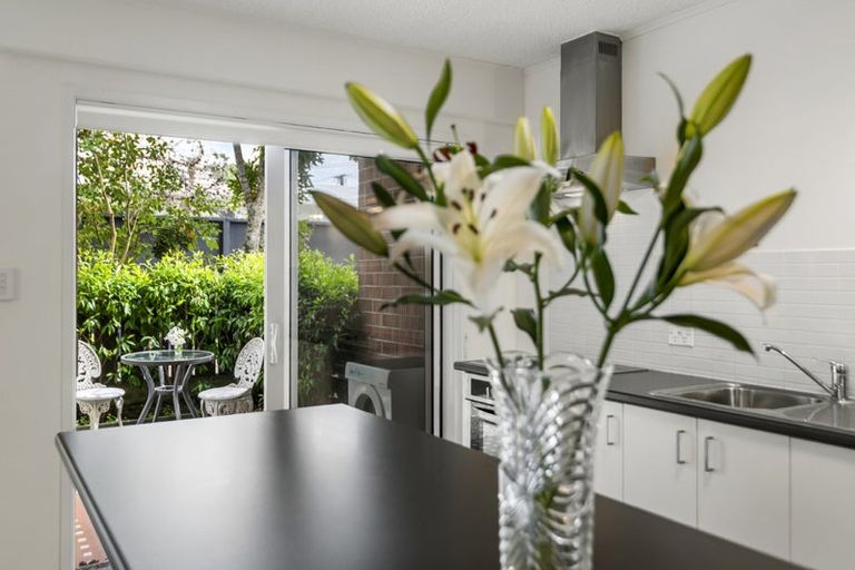 Photo of property in 4/83 Lake Road, Devonport, Auckland, 0622