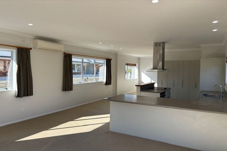 Photo of property in 18 Queens Road, Glen Avon, New Plymouth, 4312