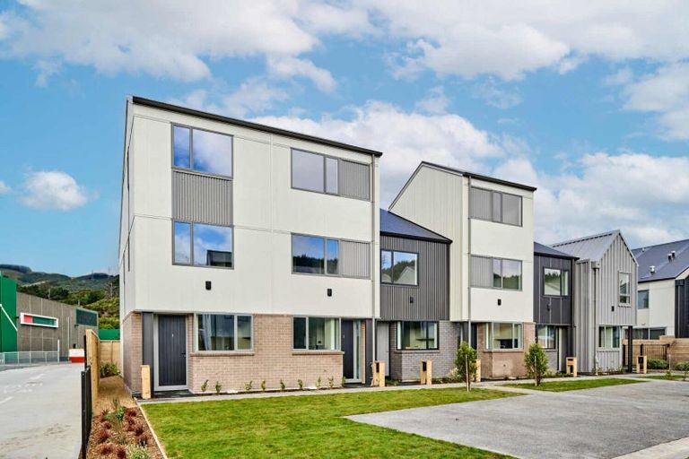 Photo of property in 9 Ara Paiwhenua, Tawa, Wellington, 5028