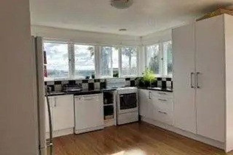 Photo of property in 29 Sylvan Crescent, Te Atatu South, Auckland, 0610