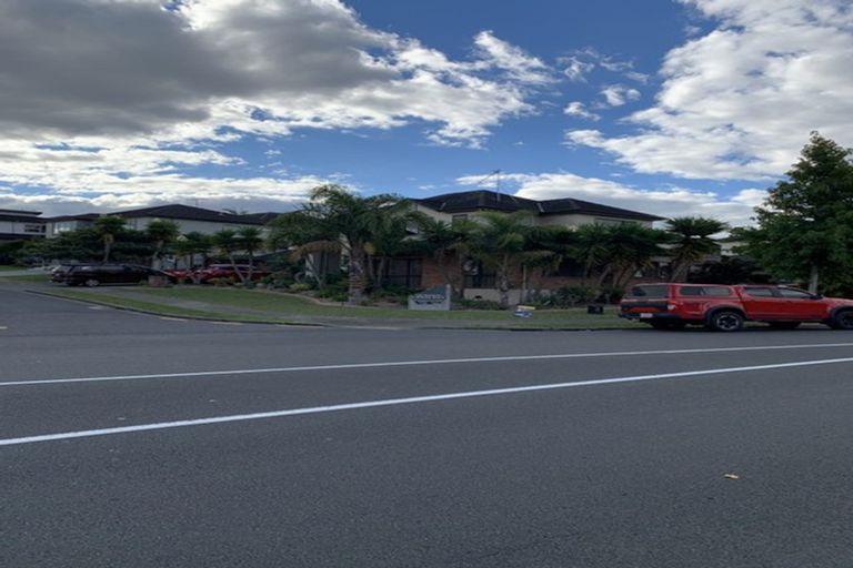 Photo of property in 1 Seresin Crescent, Flat Bush, Auckland, 2016