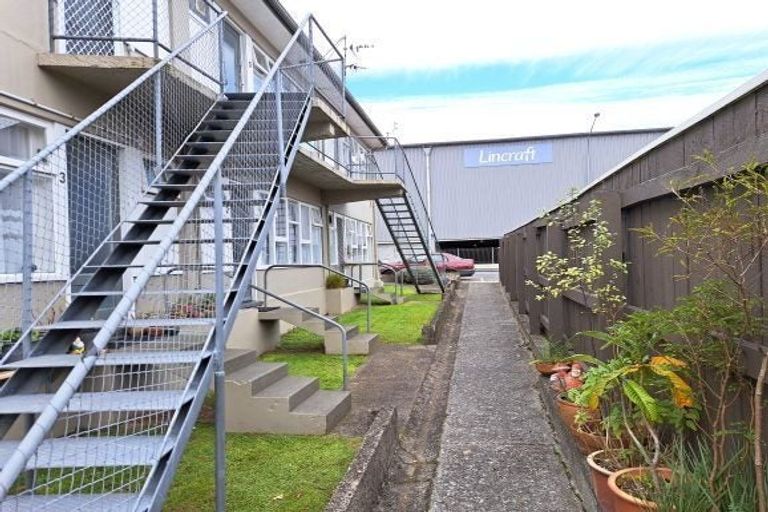 Photo of property in 33 Queen Street, Upper Hutt Central, Upper Hutt, 5018