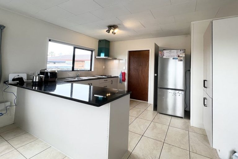 Photo of property in 2/7 Barbados Drive, Unsworth Heights, Auckland, 0632