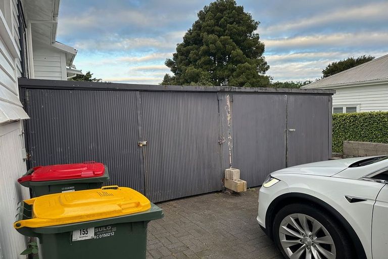 Photo of property in 155 Glenfield Road, Hillcrest, Auckland, 0626