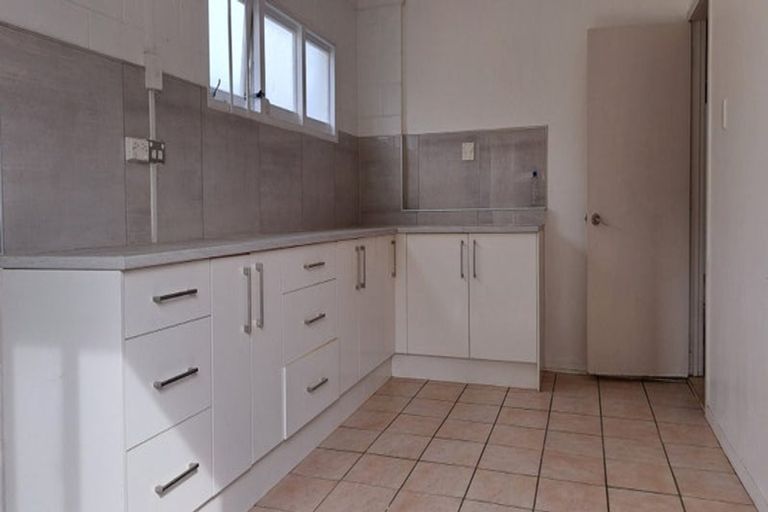 Photo of property in 12 Thomas Avenue, Te Atatu Peninsula, Auckland, 0610