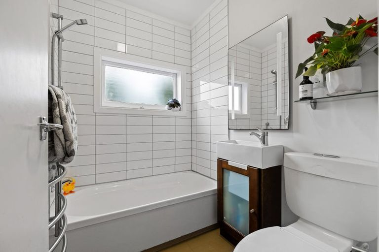 Photo of property in 2/84 Glenvar Road, Torbay, Auckland, 0630