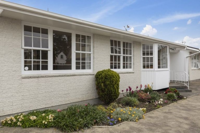 Photo of property in 2/53 Ludlam Crescent, Woburn, Lower Hutt, 5010