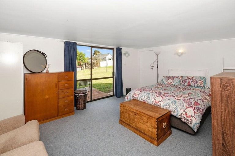 Photo of property in 11 Tiroroa Avenue, Te Atatu South, Auckland, 0610