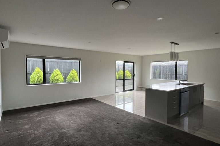 Photo of property in 8a Blythe Place, Glendene, Auckland, 0602