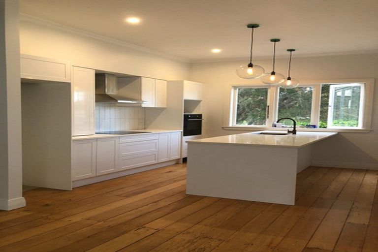 Photo of property in 328 Glenfield Road, Glenfield, Auckland, 0629