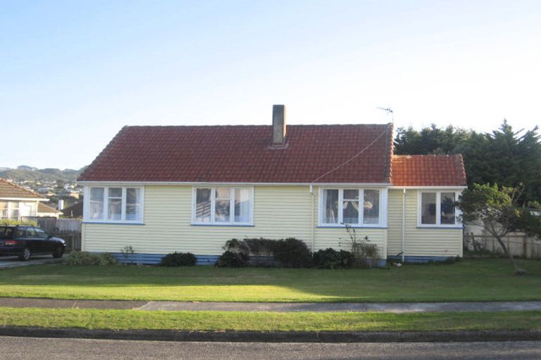 Photo of property in 28 Kapiti Crescent, Titahi Bay, Porirua, 5022