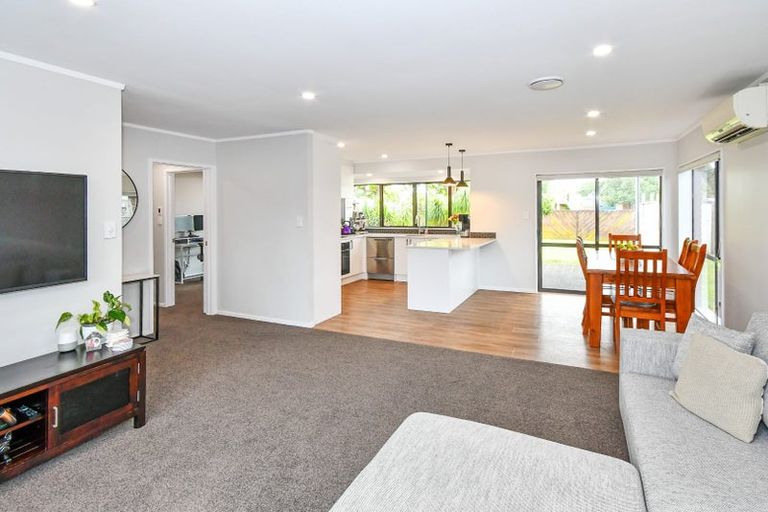 Photo of property in 15 Evanda Crescent, Conifer Grove, Takanini, 2112