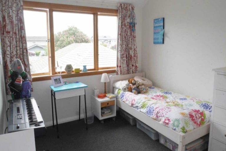 Photo of property in 22 Saint Andrews Square, Strowan, Christchurch, 8052