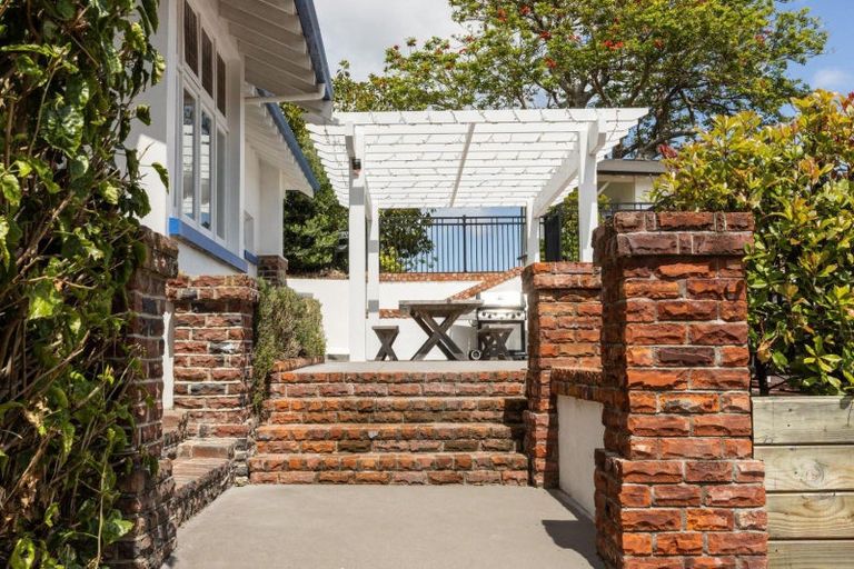 Photo of property in 60 Milton Road, Bluff Hill, Napier, 4110