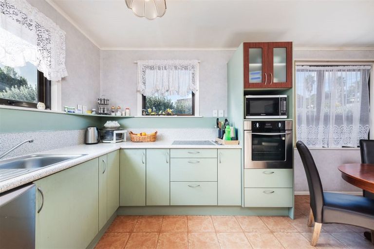 Photo of property in 72a Sylvan Crescent, Te Atatu South, Auckland, 0610