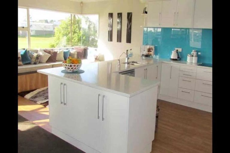 Photo of property in 25 Vermeer Place, West Harbour, Auckland, 0618