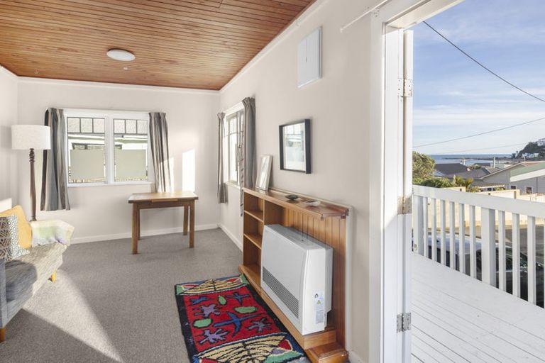 Photo of property in 2 Linwood Way, Island Bay, Wellington, 6023