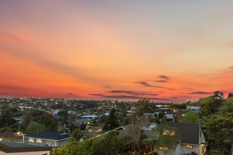 Photo of property in 2/9 Lynngate Place, Hillcrest, Auckland, 0627