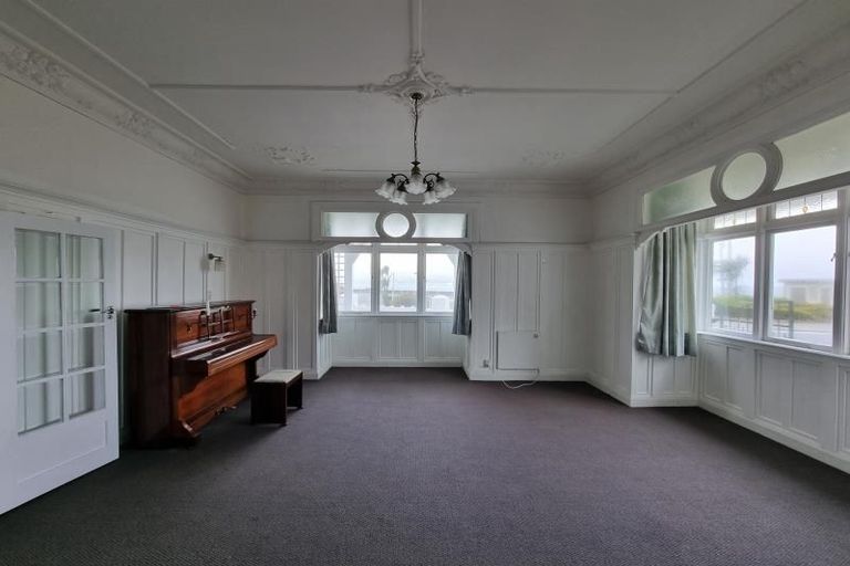 Photo of property in 212 Queens Drive, Lyall Bay, Wellington, 6022