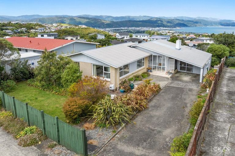 Photo of property in 21 Acacia Avenue, Maungaraki, Lower Hutt, 5010