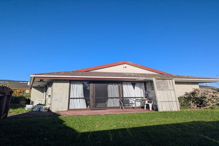 Photo of property in 2/4 Tyndrum Place, Highland Park, Auckland, 2010