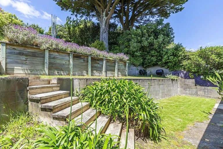 Photo of property in 28 Hinau Street, Tawa, Wellington, 5028