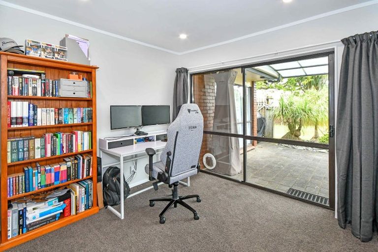 Photo of property in 15 Evanda Crescent, Conifer Grove, Takanini, 2112