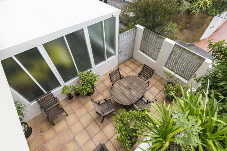 Photo of property in Landscape Apartments, 123-125 Austin Street, Mount Victoria, Wellington, 6011