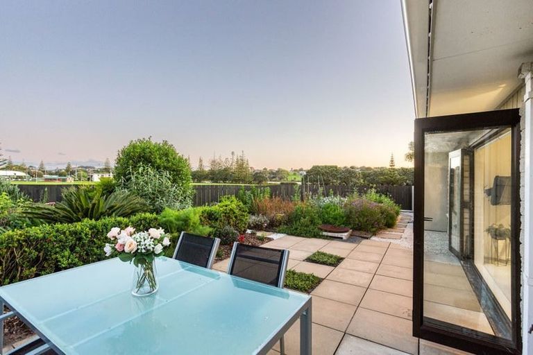 Photo of property in 2 Edgewater Grove, Orewa, 0931