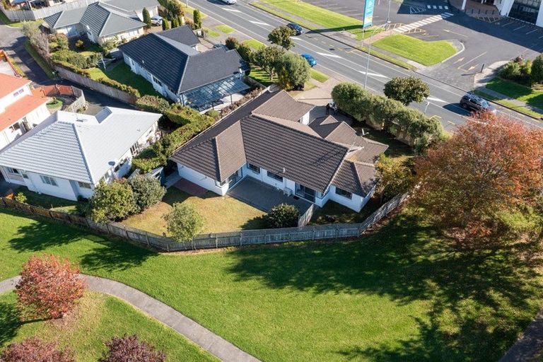 Photo of property in 170 Botany Road, Botany Downs, Auckland, 2010