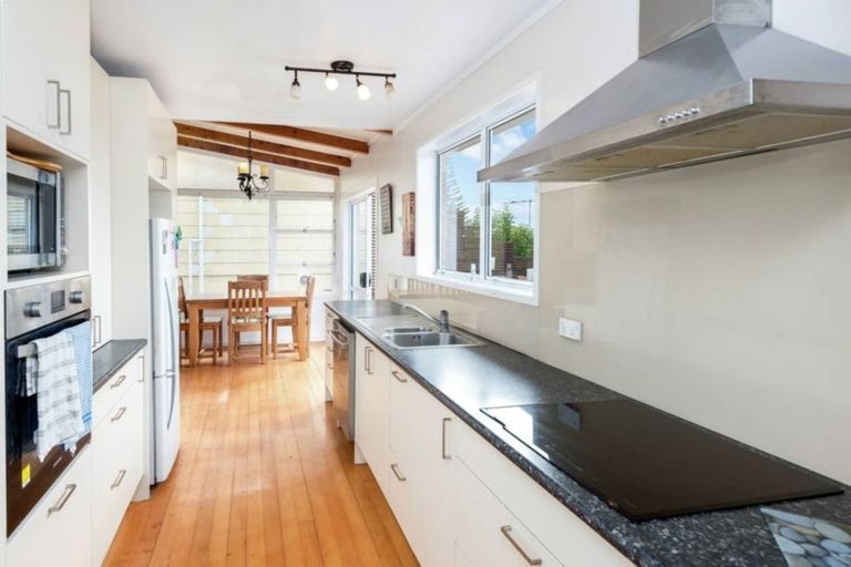 Photo of property in 21 Bert Wilson Place, Cockle Bay, Auckland, 2014