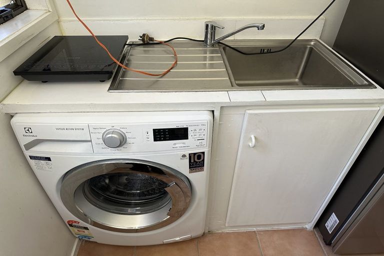 Photo of property in 1 Elsted Place, Goodwood Heights, Auckland, 2105