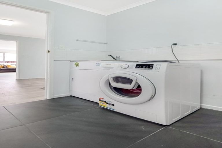 Photo of property in 129 Botany Road, Botany Downs, Auckland, 2010