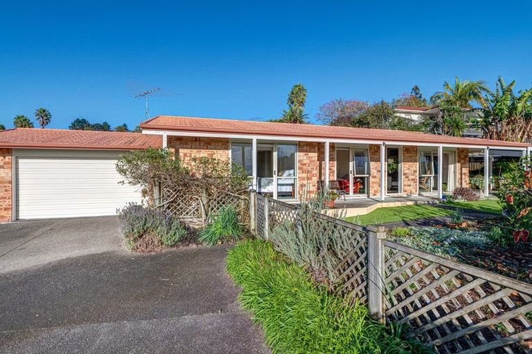 Photo of property in 72 Cabeleigh Drive, Helensville, 0800