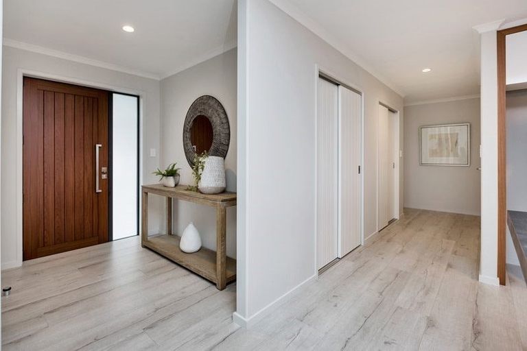 Photo of property in 32 Waitemata Drive, One Tree Point, 0118