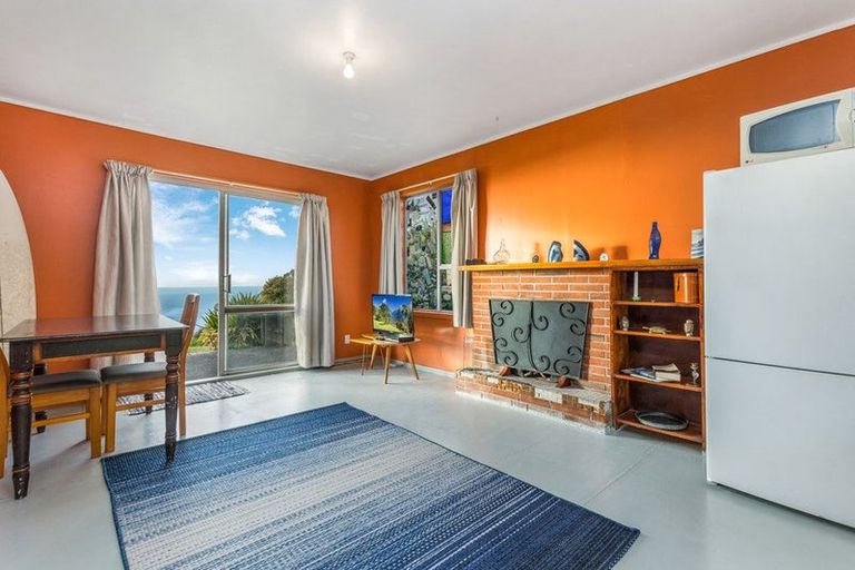 Photo of property in 11 Te Ahuahu Road, Piha, New Lynn, 0772