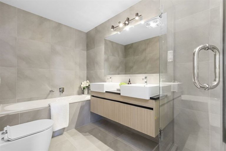 Photo of property in 5 Korari Way, Unsworth Heights, Auckland, 0632