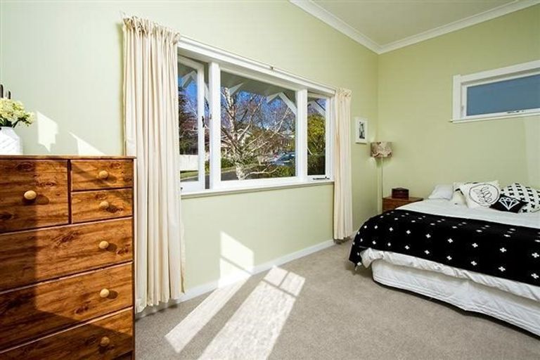 Photo of property in 24 Le Roy Terrace, Birkenhead, Auckland, 0626