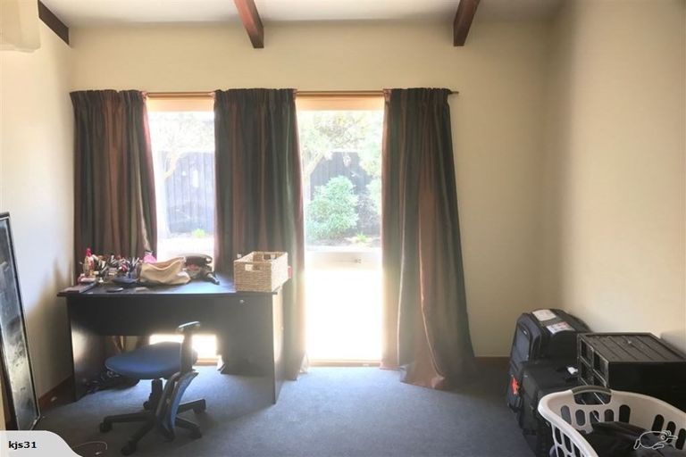 Photo of property in 14 Raekura Place, Redcliffs, Christchurch, 8081