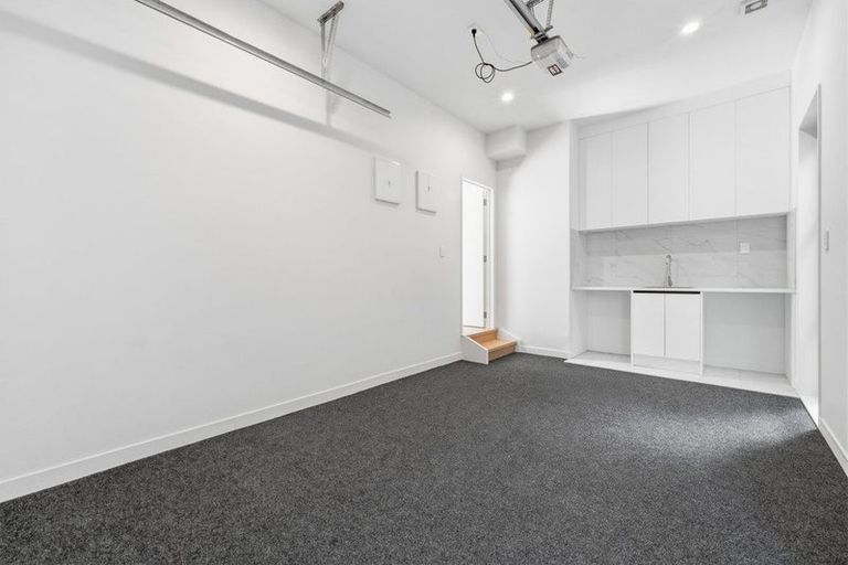 Photo of property in 7b September Place, Forrest Hill, Auckland, 0620