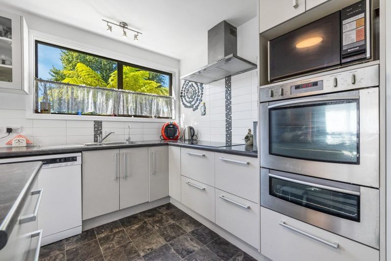 Photo of property in 15 Resolution Place, Bryndwr, Christchurch, 8053